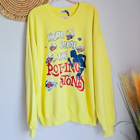 Daydreamer New Here Comes the Rolling Stones Crew Yellow Sweatshirt SZ Large - Picture 2 of 12